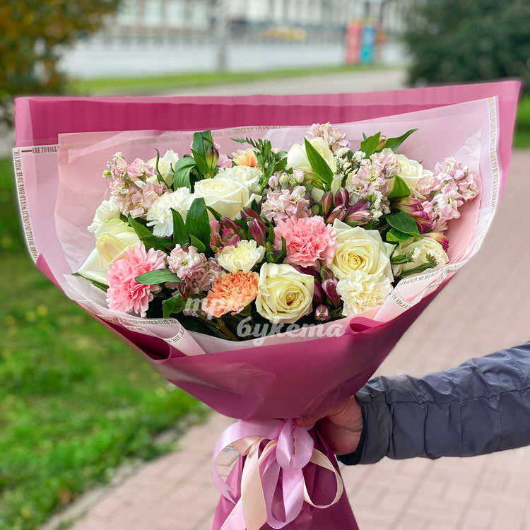 Букет из роз и альстромерий (в руке)