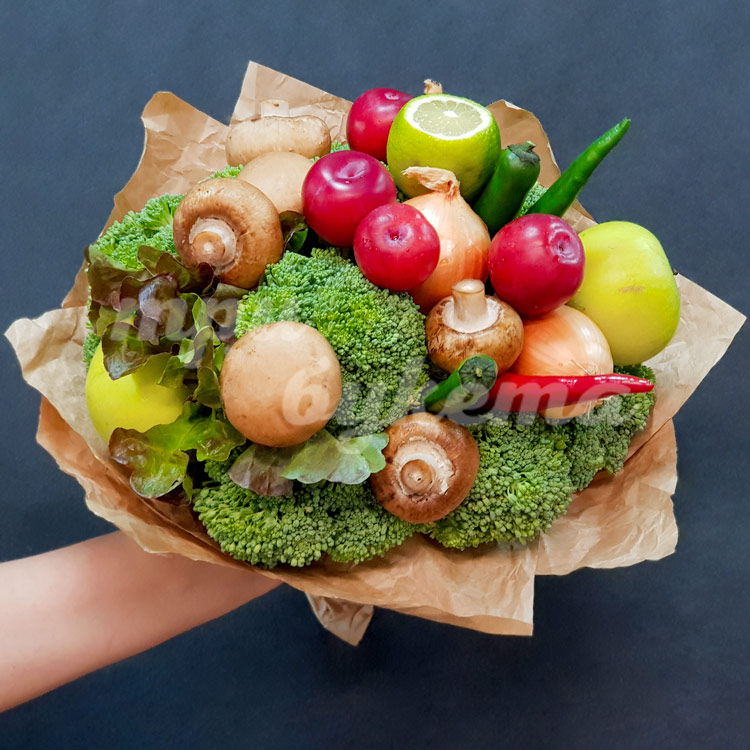 Букет с грибами, луком и перцем (в руке)