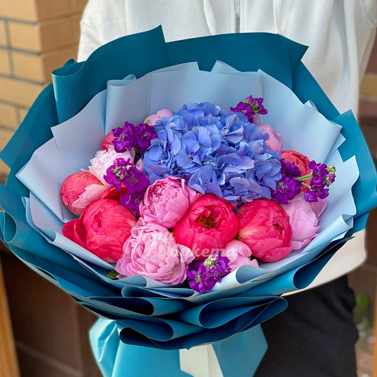 Букет из пионов и гортензий (крупный план)