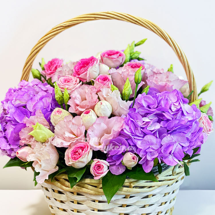 Корзина гортензий и роз (крупный план)
