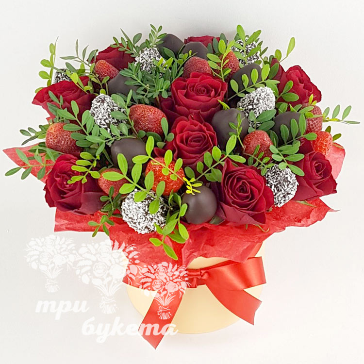 Клубника и цветы в шляпной коробке (вид сверху)