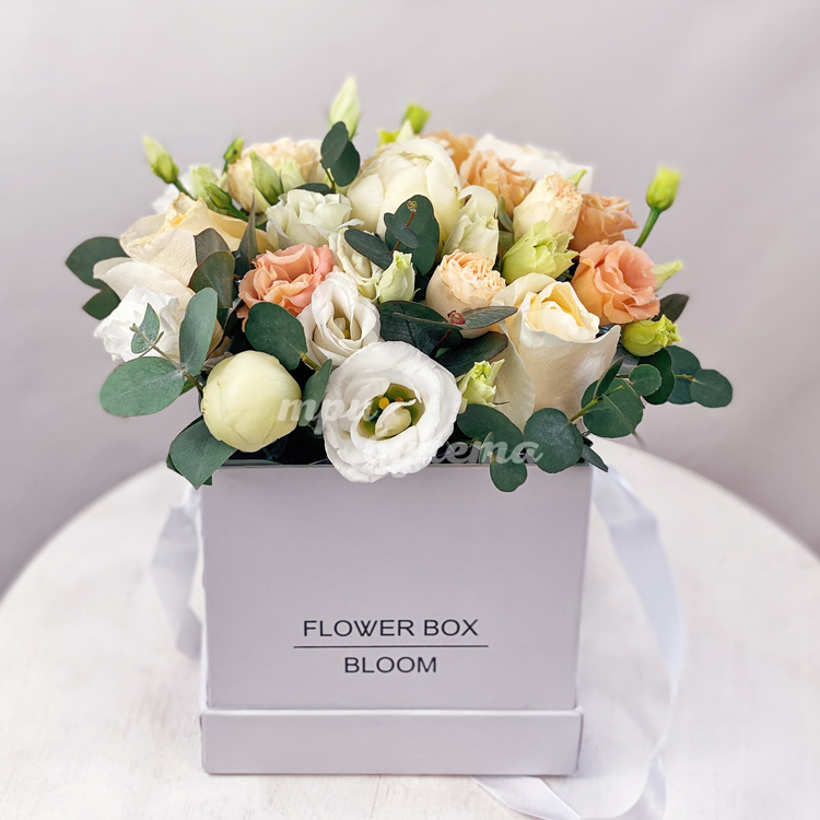 Эустомы и розы в коробке