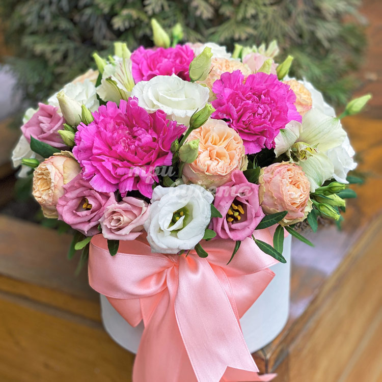 Гвоздики и розы в коробке