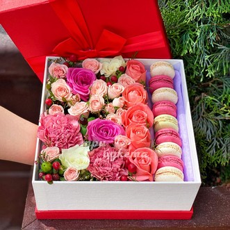 9 макарун с розами