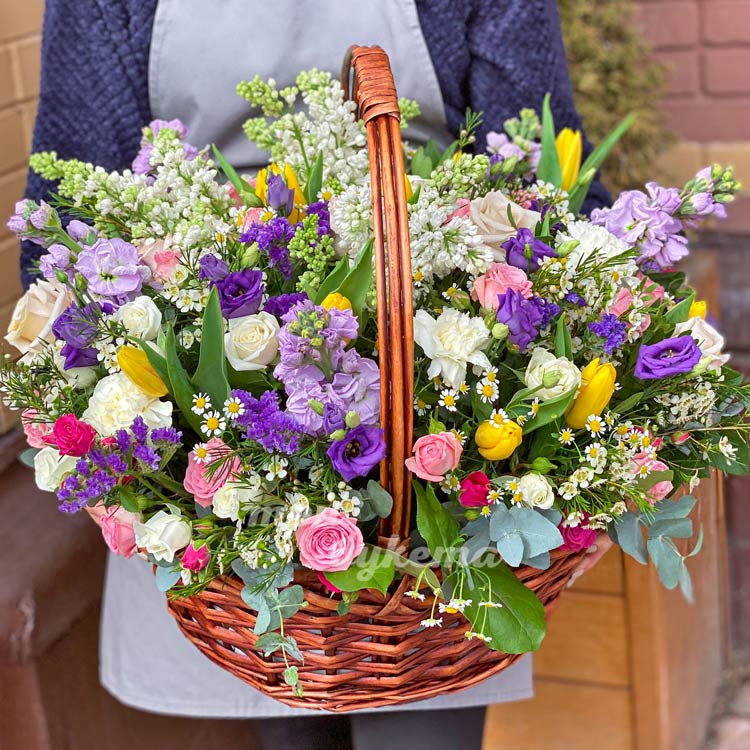 Корзина с ароматными цветами