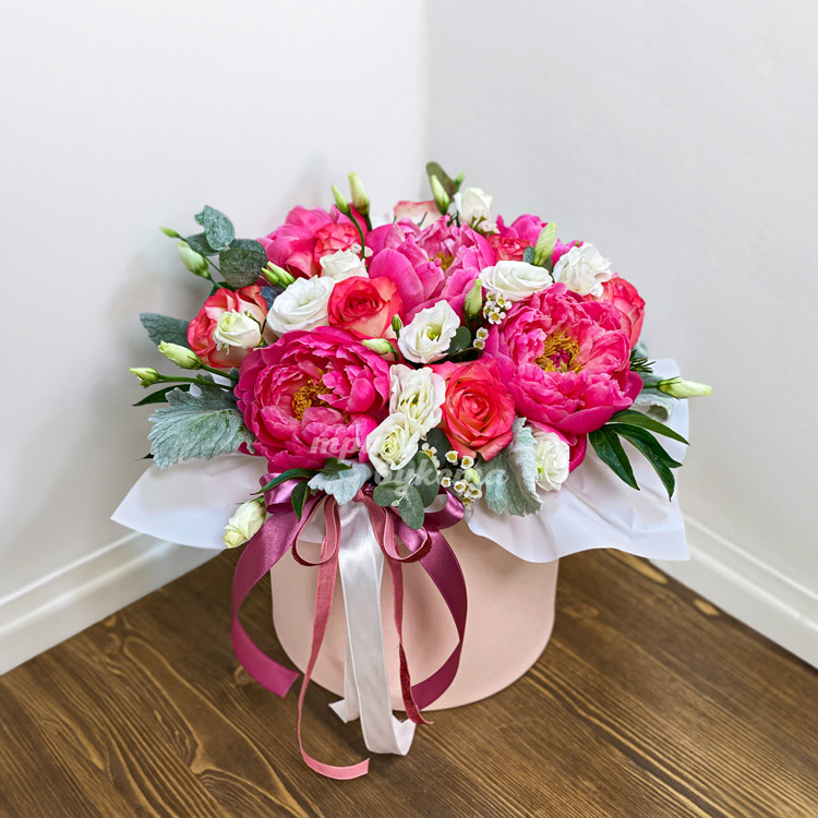 Пионы и розы в шляпной коробке