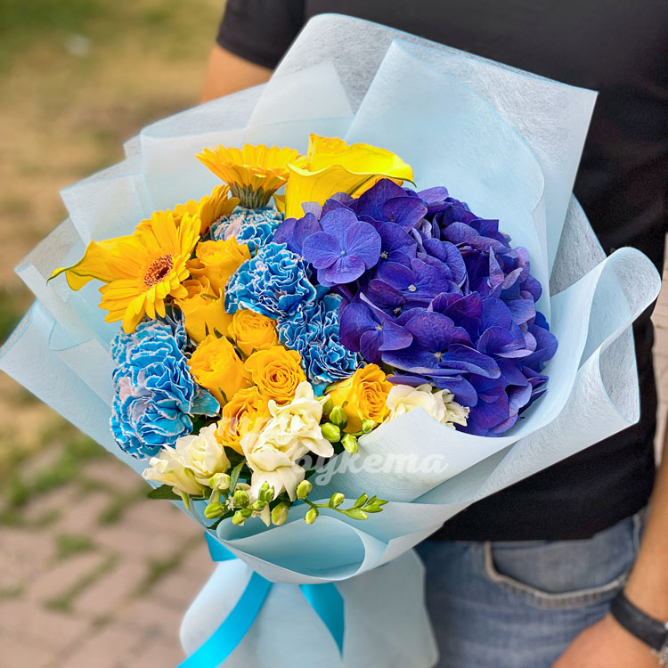 Букет из гортензии и гвоздик (в руках)