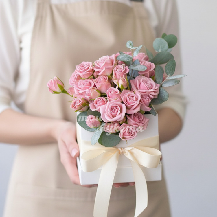 Мини-композиция из кустовых роз