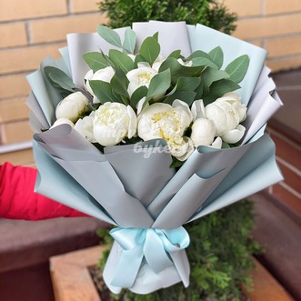Букет из 15 пионов и эвкалипта Букет из 15 пионов и эвкалипта