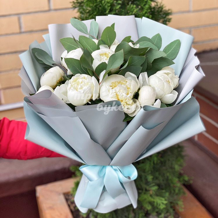 Букет из 15 пионов и эвкалипта