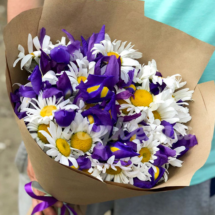 Букет из ромашек и ирисов (крупный план)