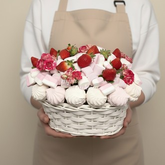 Зефир и клубника в корзине