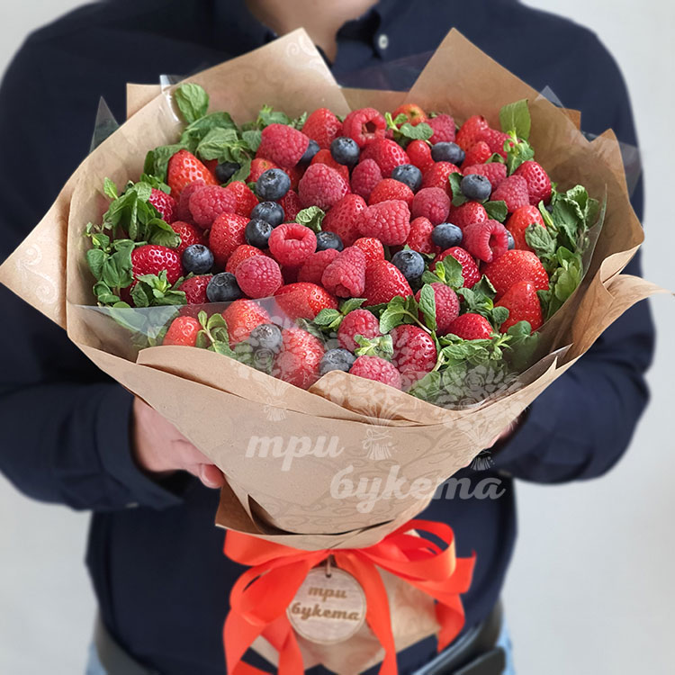 Букет из клубники, малины и черники (вид 2)