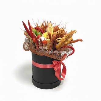 Раки и колбаса в шляпной коробке