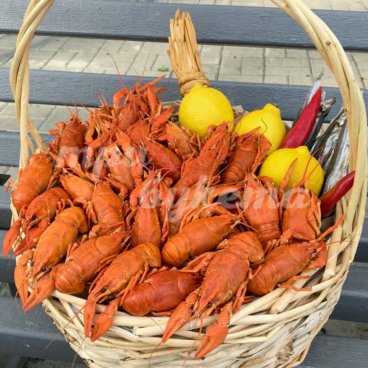 Раки и лимоны в корзине (крупный план)