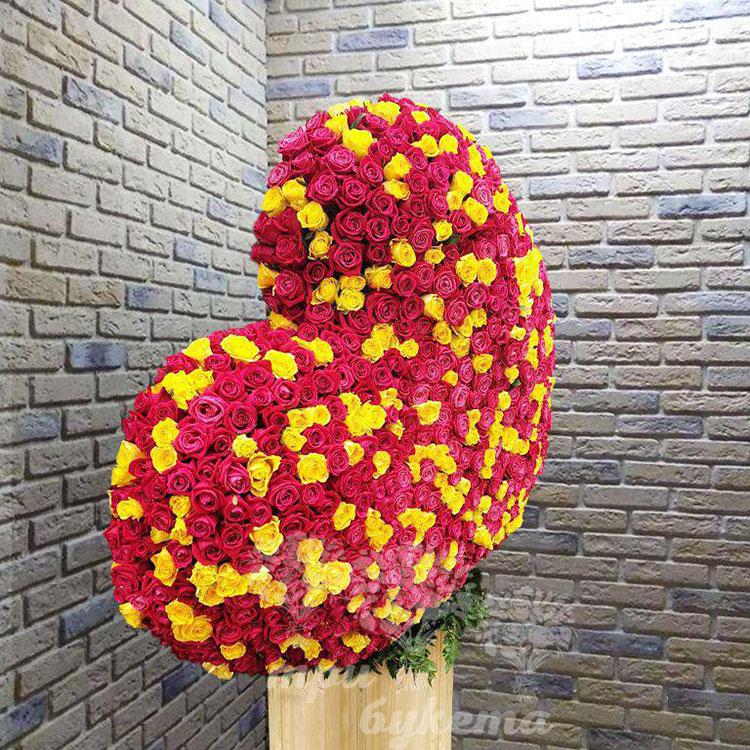 Сердце из роз 1001 шт. (вид сбоку)