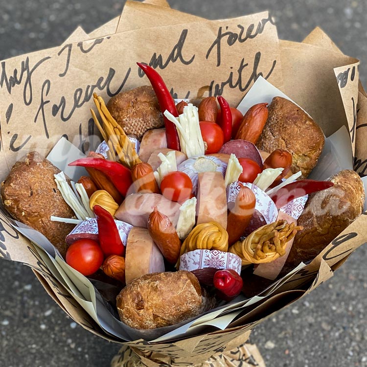 Букет из колбасы с острым перцем (крупный план)