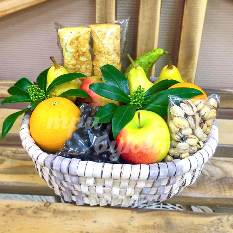 Корзина с фруктами и орешками
