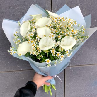 Букет из белых калл и ромашек