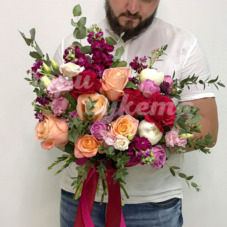 Пышный букет роз и маттиол