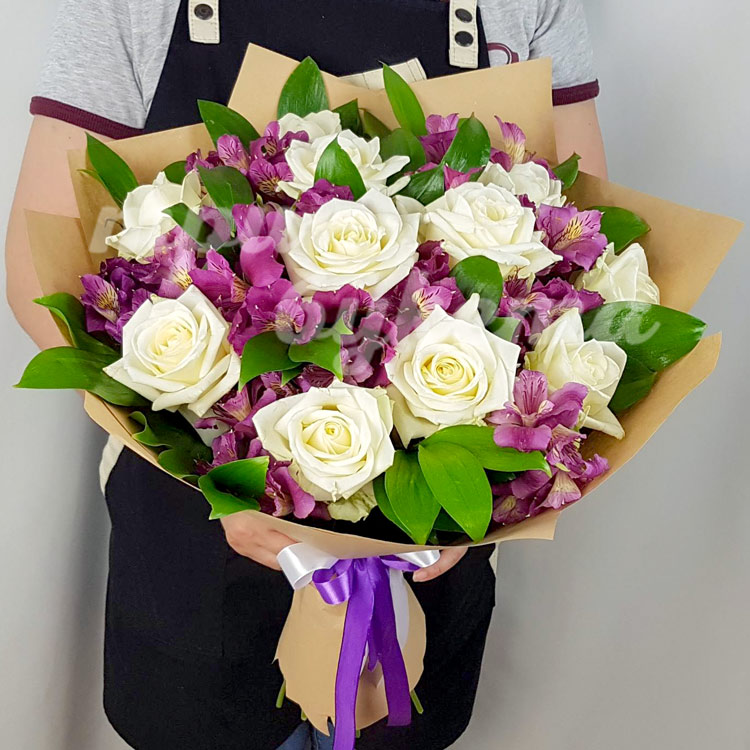 Букет из белых роз и орхидей