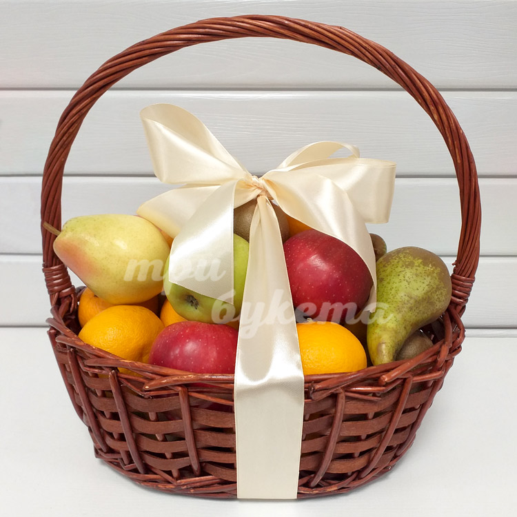 Корзина с грушами и мандаринами