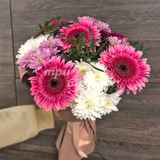 Герберы и разноцветные хризантемы