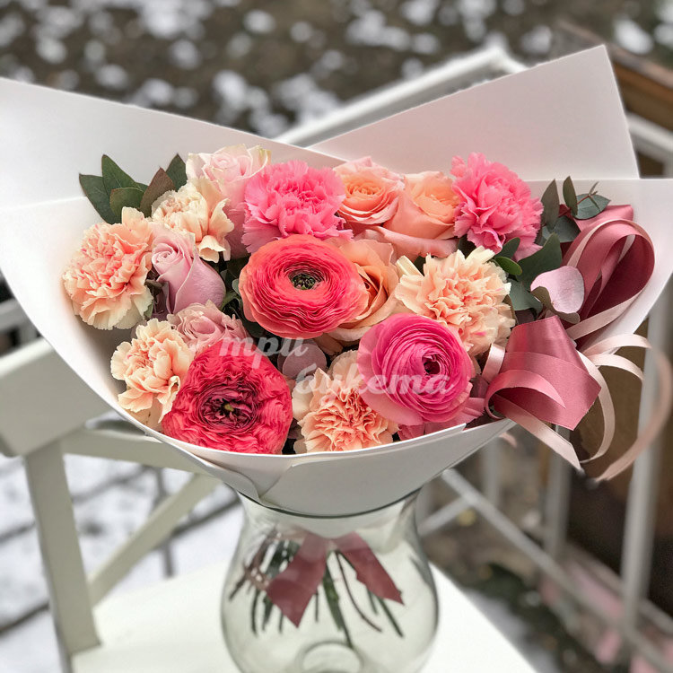 Букет ранункулюсов, роз и гвоздик