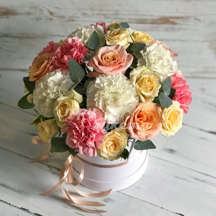 Нежные розы и гвоздики в коробке (вид сверху)