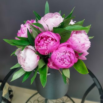 8 пышных пионов в шляпной коробке