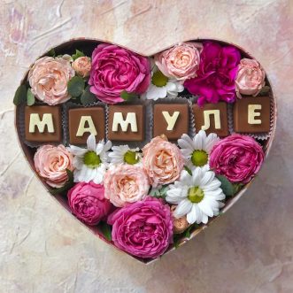 Коробка-сердце из пионовидных роз