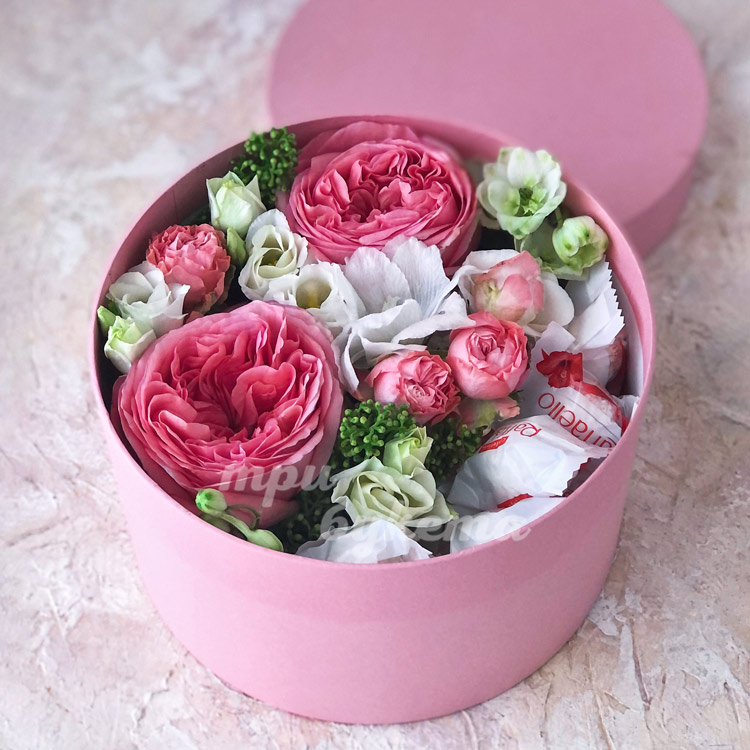 Пионовидные розы и Raffaello (вид сверху)