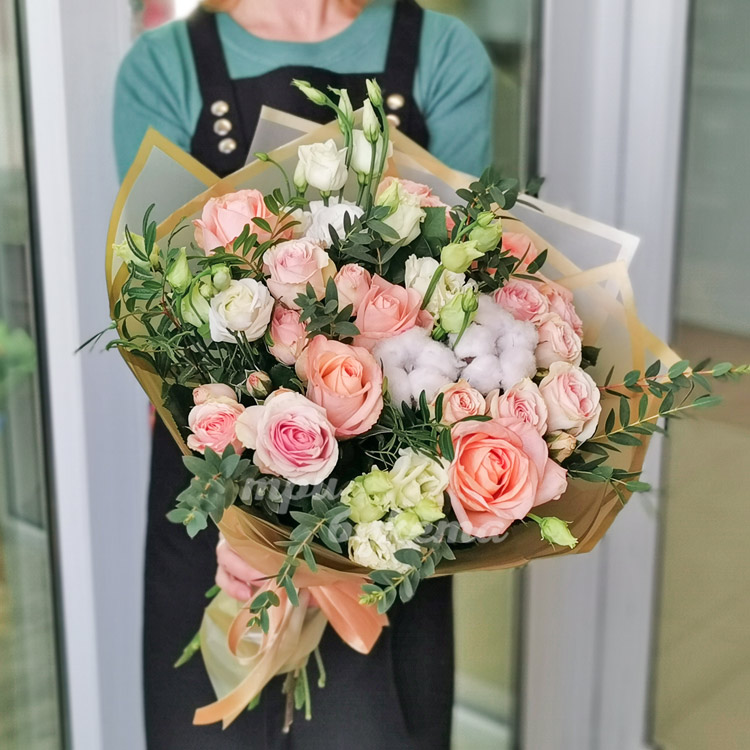 Букет эустом и светло-розовых роз