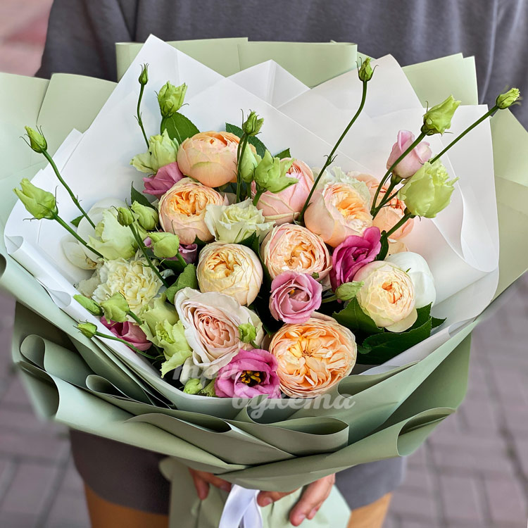 Букет из 10 персиковых пионовидных роз (крупный план)