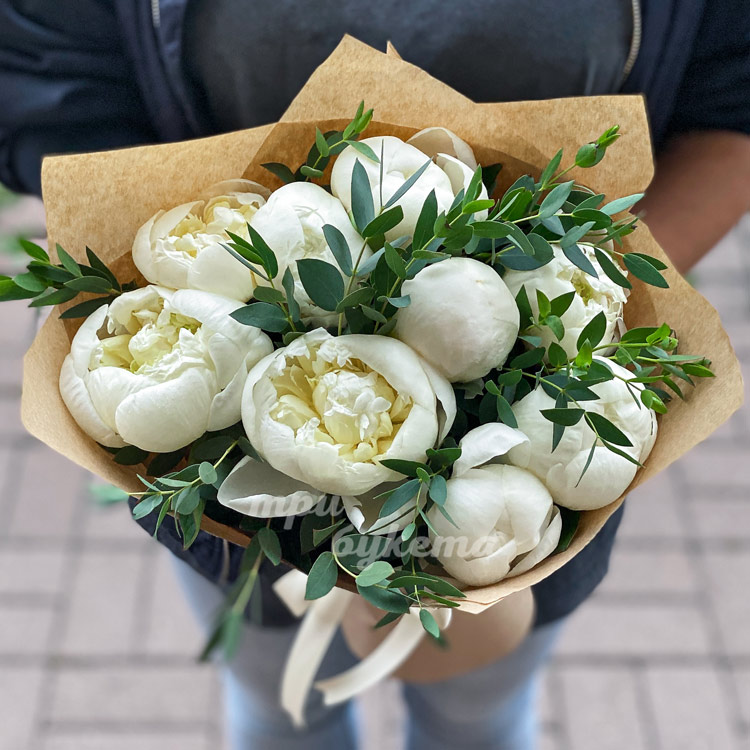Букет из 9 белых пионов (крупный план)