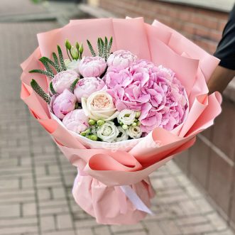 Букет из розовой гортензии и пионов