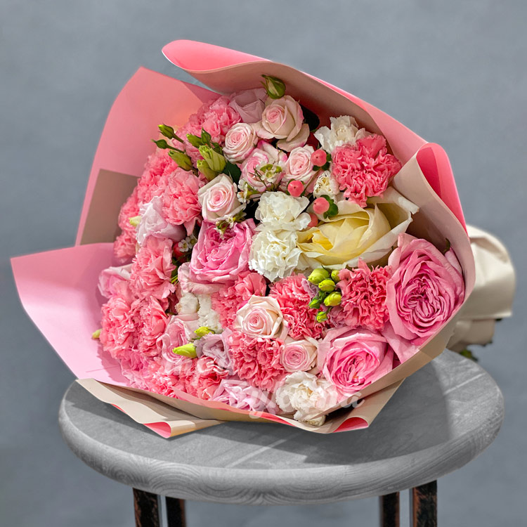 Букет из розовых и белых гвоздик (на табурете)