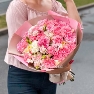 Букет из розовых и белых гвоздик