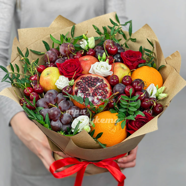Букет из винограда, вишни и роз