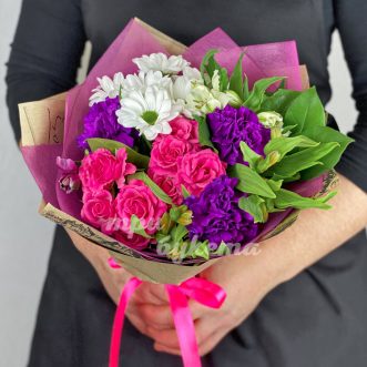 Букет с фиолетовыми гвоздиками