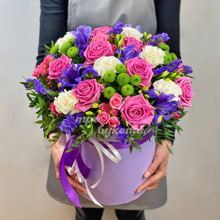 Шляпная коробка роз, ирисов и гвоздик