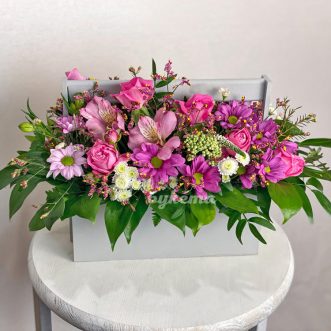 Ящик фиолетовых хризантем и лимониума