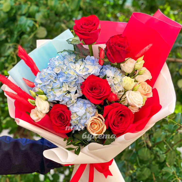 Букет красных роз и синей гортензии (крупный план)