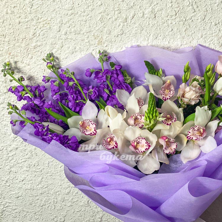 Букет сиреневых маттиол и белых орхидей (крупный план)