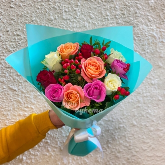 Небольшой букет разноцветных роз