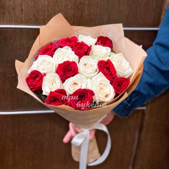 Букет красных и белых роз в крафте