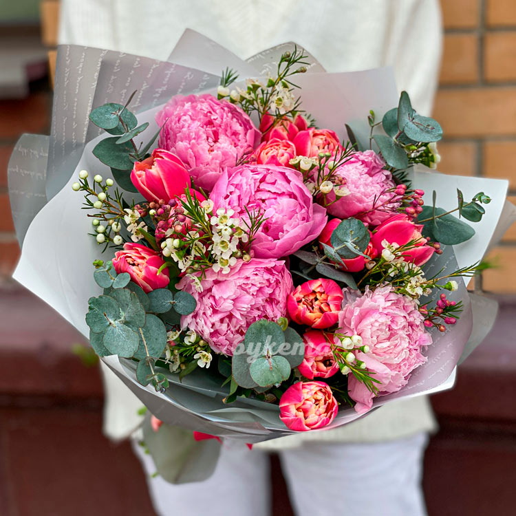 Розовые пионы и красные тюльпаны (вид сверху)