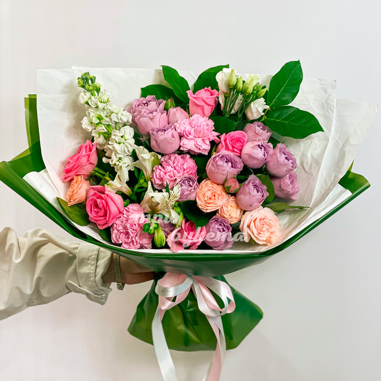 Зеленый букет из розовых роз и гвоздик (на белом фоне)