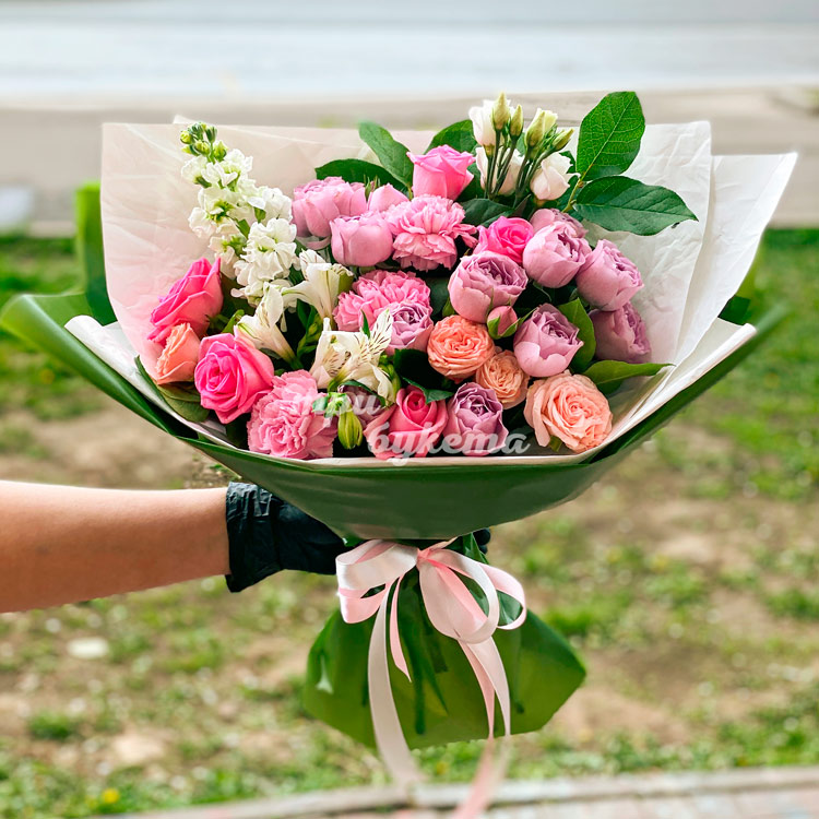 Зеленый букет из розовых роз и гвоздик (на улице)
