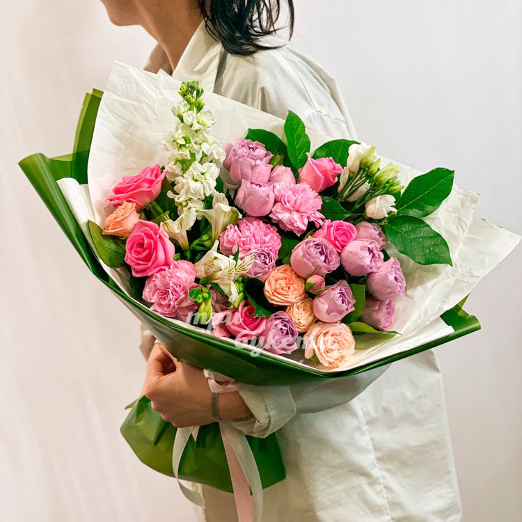 Зеленый букет из розовых роз и гвоздик